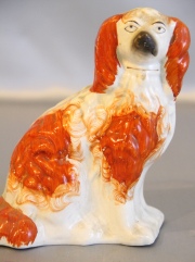 Spaniels. Par de Perros de cerámica Staffordshire. Restauros. Alto: 18,5 cm.