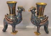 Par de Aves Fénix de bronce cloisonné, con vasos. China. Alto: 27 cm. .