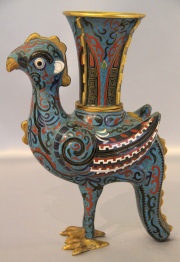 Par de Aves Fénix de bronce cloisonné, con vasos. China. Alto: 27 cm. .