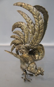 Gallo, de metal plateado. Alto: 28 cm.