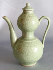 Tetera oriental, porcelana celadón. Alto 25 cm.