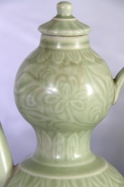 Tetera oriental, porcelana celadón. Alto 25 cm.