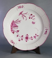 Plato de porcelana alemana Meissen. Decoración floral lila. Diámetro: 35 cm.