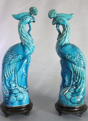 Par de aves Fénix mitológicas chinas, con esmalte azul. Alto: 44 cm.