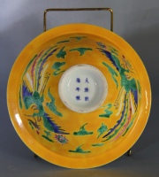 Bowl chino con esmalte amarillo en la parte externa y azul en el interior. Diámetro: 16 cm.