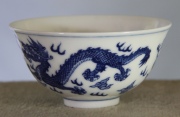 Pequeño bowl chino de porcelana con esmalte azul, diseño de dragones. Diámetro: 6,6 cm. Alto: 3,3 cm.