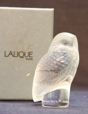 Búho Lalique pisapapeles esmerilado. Alto: 8,7 cm.