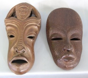 Dos máscaras Africanas, madera tallada. Alto: 26 y 30 cm.