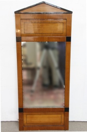 Espejo de pared rectangular, de estilo Bidermeier. Alto: 131 cm. Ancho: 54 cm.