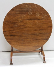 MESA CIRCULAR TILT TOP, ESTILO INGLES, de madera de caoba, cuatro patas de garra. Desgastes. Alto: 71 cm. Diám. 107 cm.