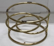 Mesa circular de bronce, de 4 planos con vitreas. Alto: 40 cm. Diámetro: 61 cm.