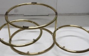 Mesa circular de bronce, de 4 planos con vitreas. Alto: 40 cm. Diámetro: 61 cm.