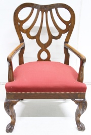 Sillón inglés de caoba, asiento tapizado rojo. Tiros de polilla curados.