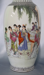 Gran vaso chino, de porcelana blanca policromado. Ornamentado con figuras de geishas en un jardín. Alto: 61,5 cm.