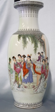 Gran vaso chino, de porcelana blanca policromado. Ornamentado con figuras de geishas en un jardín. Alto: 61,5 cm.