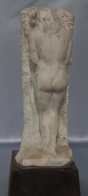 Desnudo de espaldas, escultura de mármol firmada L. Bistolfi. Alto: 41 cm.