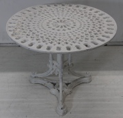 Mesa baja de jardin, de hierro pintada de blanco. Alto: 50 cm. Diámetro: 65 cm.