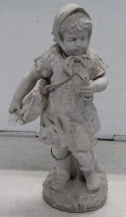 Niña con pañuelo, escultura de piedra reconstituida. Dedos faltantes. Pequeños deterioros. Alto: 81 cm.