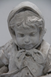 Niña con pañuelo, escultura de piedra reconstituida. Dedos faltantes. Pequeños deterioros. Alto: 81 cm.