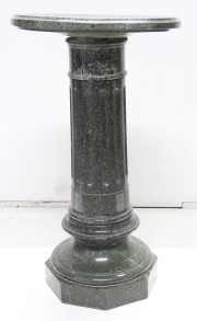 PEDESTAL, de mármol verde alpe, restaurado. Alto 90 cm.