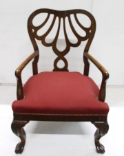 Sillón inglés de caoba, asiento tapizado rojo. Tiros de polilla curados.