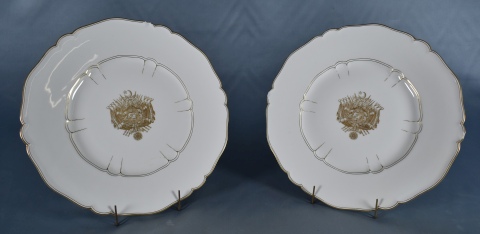 Ocho platos de porcelana de Sevres con emblema del Bey de Tunez, cachaduras y fisuras. Diám. 25 cm Col. Rafael O. César.