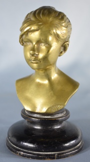 Edouard Houssin, Niña, pequeño bronce dorado. Alto: 10 cm. Alto con base: 13,5 cm.