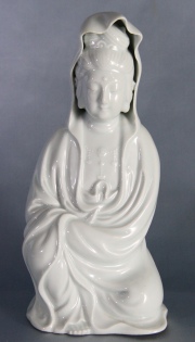 Guanyin, figura porcelana Blanc de Chine. Alto: 26 cm.