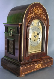 RELOJ DE MESA JUNGHANS, caja de madera. Con péndulo y llave. Alto: 45 cm.