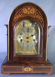 RELOJ DE MESA JUNGHANS, caja de madera. Con péndulo y llave. Alto: 45 cm.