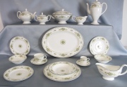 Juego de mesa Wedgwood, porcelana inglesa con guarda floral. 62 Piezas.