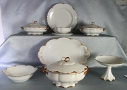 Conjunto de porcelana Fraureuth, blanca con guarda dorada. 1 sopera, 2 guiseras, 1 ensaladera, 1 fuente circular, 2