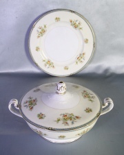 Juego de mesa de porcelana R.C. japonés, blanca con marlí crema con flores. 63 Piezas.