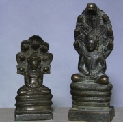 Dos figuras Hindúes, de bronce patinado. Alto: 15 y 11 cm.