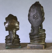 Dos figuras Hindúes, de bronce patinado. Alto: 15 y 11 cm.