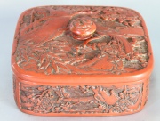 Caja de laca china roja, decoración de pajaros. Mide: 18 x 18 cm.