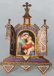 Virgen de la Silla. Placa de porcelana con marco de esmalte. Alto total: 20 cm.