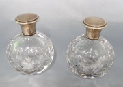 Dos frascos de toilette, cristal y plata. Alto: 13 cm.