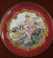 Plato de porcelana europea con escena mitológica, enmarcado. Diámetro: 40 cm