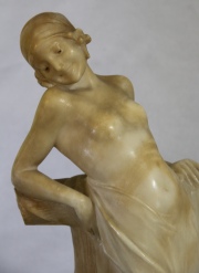 Joven con el torso desnudo, escultura de alabastro, firmada atrás Giusto Viti. Alto: 46 cm.