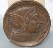 L.C. Rovatti. Cabeza mitológica, relieve de bronce circular. Diámetro: 27 cm.