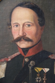 Retrato oval de un Militar, óleo. Mide: 39 x 28 cm.