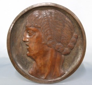 L. Rovatti. Cabeza de Mujer, relieve de madera tallada, circular. Diámetro: 36,5 cm.