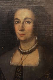 Mujer con collar de perlas, óleo. Saltaduras. Mide: 50 x 38 cm.