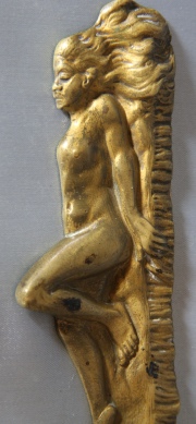 Tres cortapapeles de bronce, uno con desnudo femenino firmado Angerlé de 30 cm de largo.