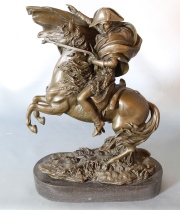 Napoleón a caballo, bronce con base de mármol. Alto total: 29,5 cm.