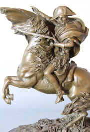 Napoleón a caballo, bronce con base de mármol. Alto total: 29,5 cm.