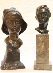 Niños, dos esculturas de bronce patinado. Antonio Ugo y M. Lewy. Alto: 22.5 y 24 cm.