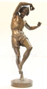 Delafontaine: Par de esculturas, Jóvenes Danzando, de bronce dorado. Alto: 43 cm.