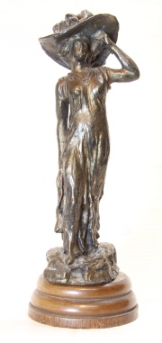 Mujer con capelina, escultura de bronce dorado. Marca de A. Joris Fundidor. 25 cm.